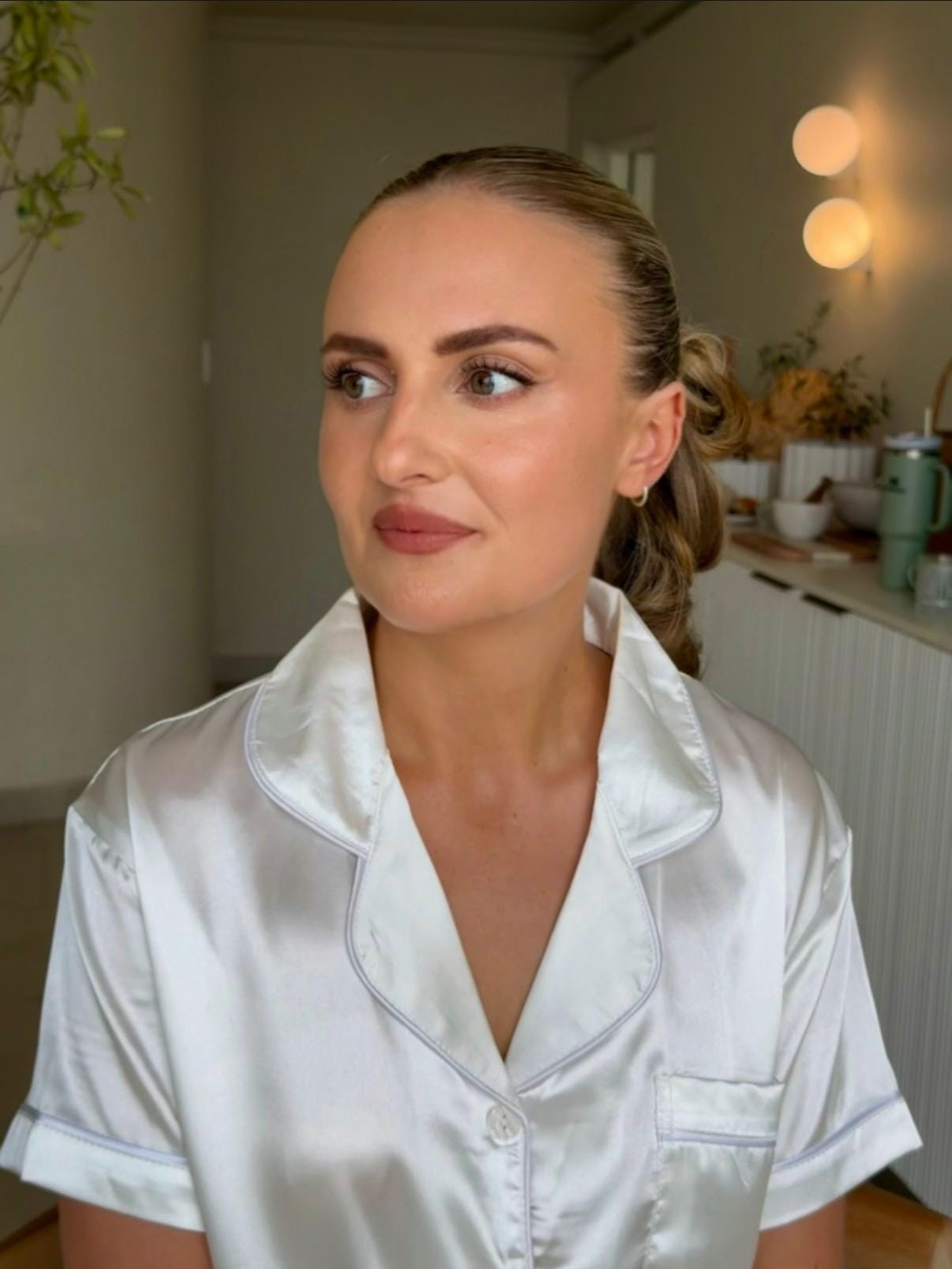 Bride getting ready in the morning — soft bridal look